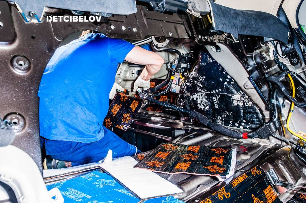 Процесс шумоизоляции салона Genesis