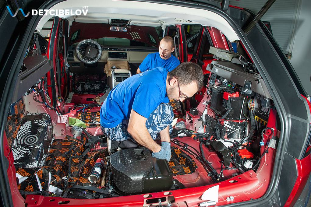 Процесс шумоизоляции салона Land Rover