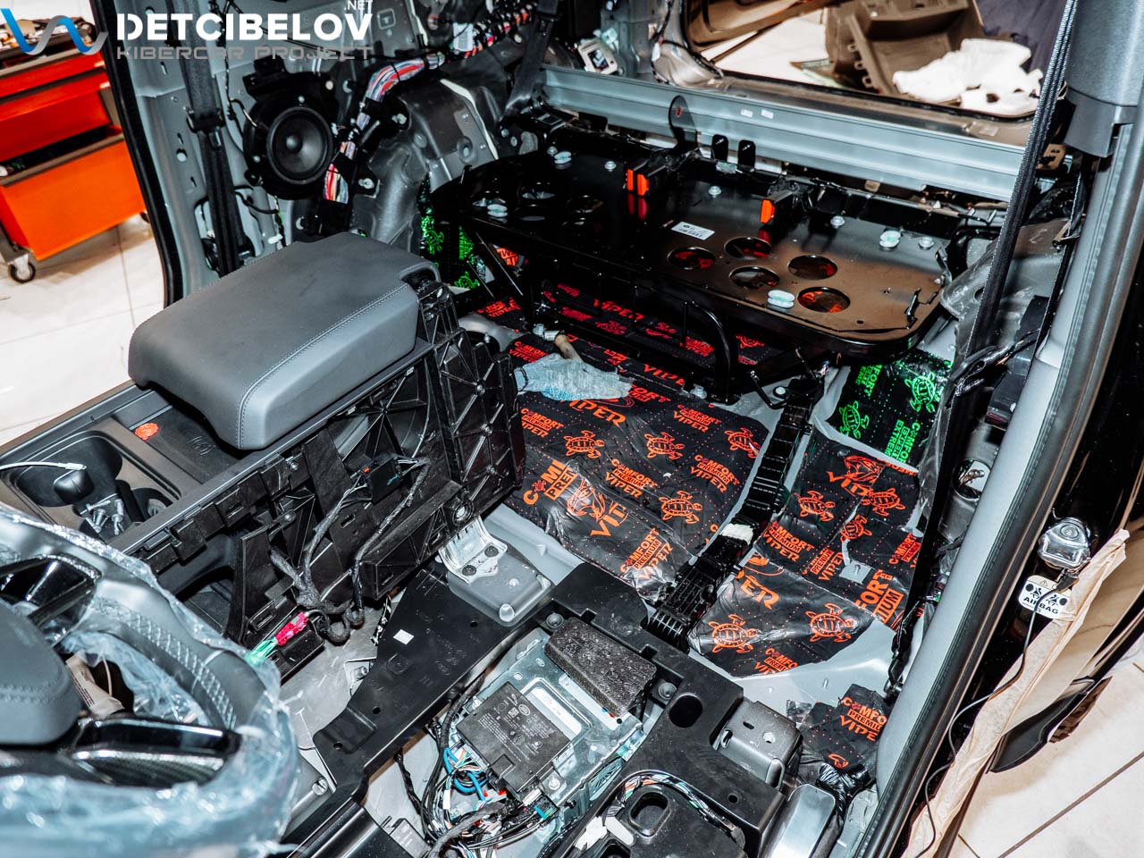 Процесс шумоизоляции салона Land Rover Defender II поколение