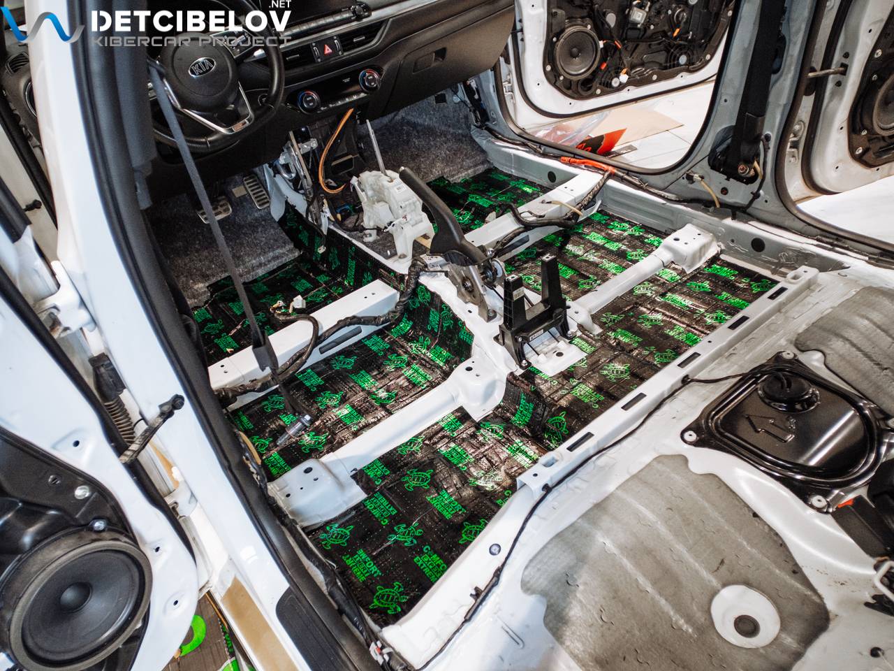 Процесс шумоизоляции салона Kia Cerato