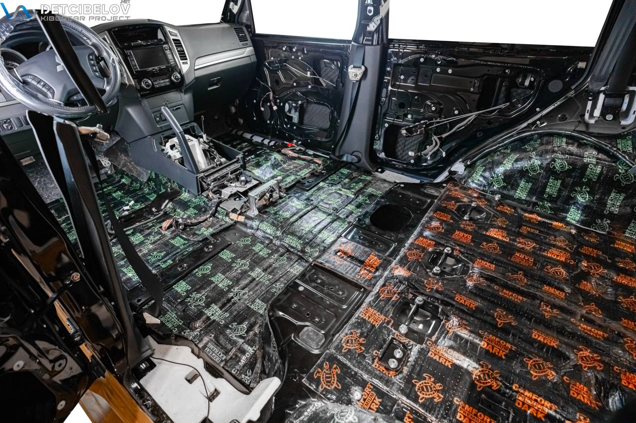 Процесс шумоизоляции салона Mitsubishi