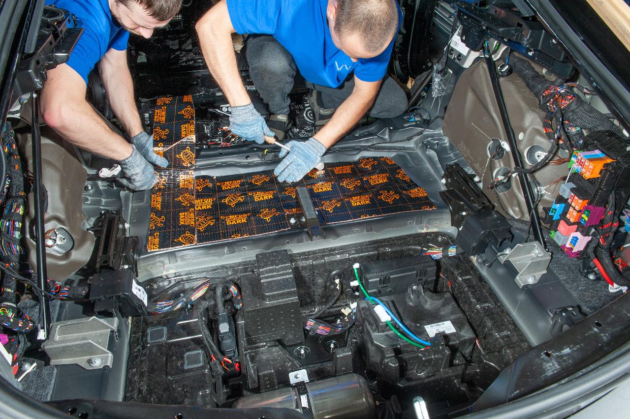 Процесс шумоизоляции салона Mercedes-Benz AMG GT