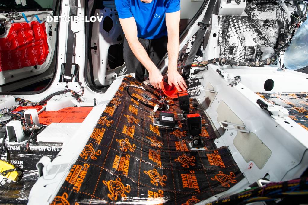 Процесс шумоизоляции салона BMW