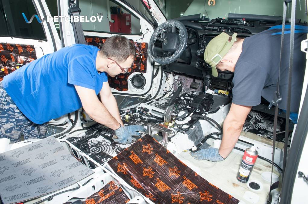 Шумоизоляция пола Toyota Hilux