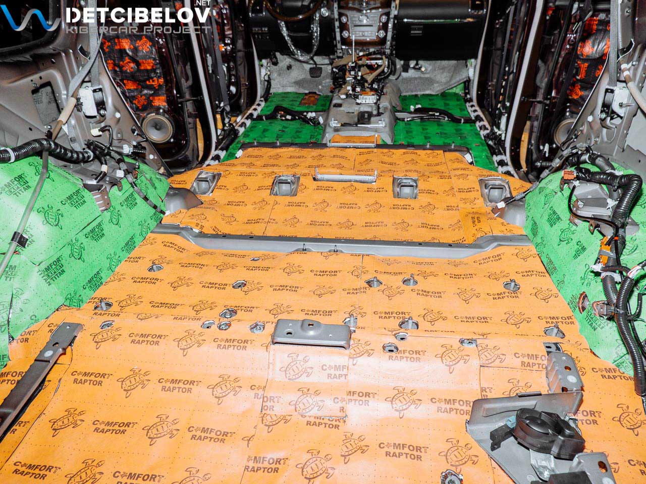 Процесс шумоизоляции салона Infiniti QX80