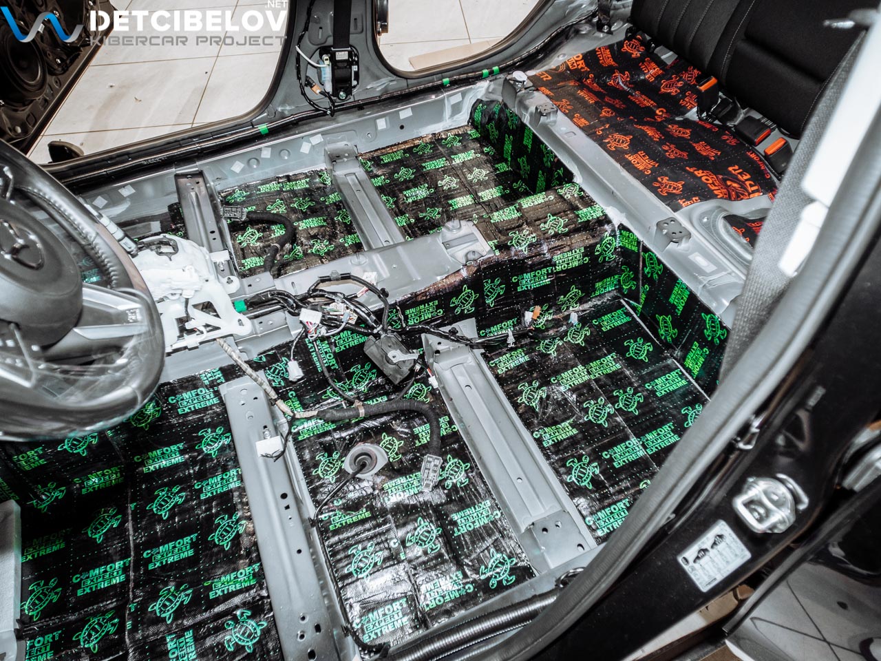Процесс шумоизоляции салона Mazda