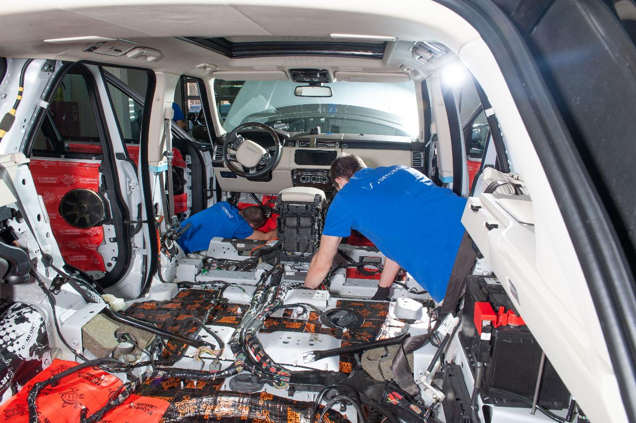 Процесс шумоизоляции салона Range Rover Vogue